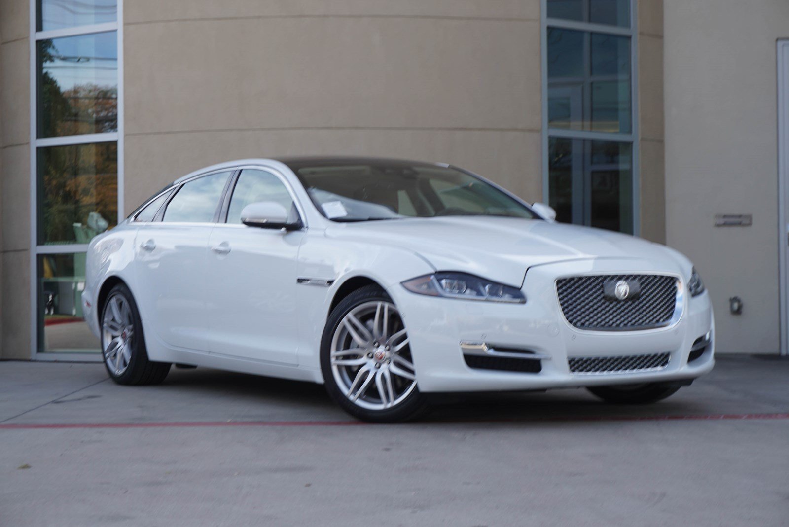 Jaguar XJ 2015 Р±РµР»С‹Р№